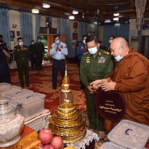တပ်မတော်ကာကွယ်ရေးဦးစီးချုပ် ဗိုလ်ချုပ်မှူးကြီး မင်းအောင်လှိုင် အရှေ့မြောက်တိုင်းစစ်ဌာနချုပ်၊ လားရှိုးတပ်နယ်မှ တပ်မှူးများနှင့် ဇနီးများအား တွေ့ဆုံအမှာစကားပြောကြား၊ ကိုးကန့်နှင့် ပလောင် ကိုယ်ပိုင်အုပ်ချုပ်ခွင့်ရဒေသဦးစီးအဖွဲ့ဝင်များ၊ ဒေသခံတိုင်းရင်းသားခေါင်းဆောင်များနှင့် ပြည်သူ့စစ်(ဌာနေ)အဖွဲ့ဝင်များအား တွေ့ဆုံ ၍ COVID -19 ရောဂါကာကွယ်ထိန်းချုပ် ကုသရေးဆိုင်ရာ အထောက်အကူပြုပစ္စည်းများပေးအပ် (ရုပ်သံသတင်း)