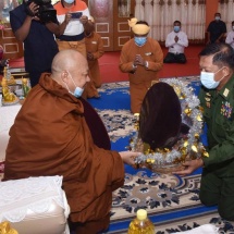 Senior General Min Aung Hlaing meets commanders, their wives from Lashio Station of North-East Command