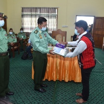 Senior General Min Aung Hlaing cordially meets town elders, departmental personnel of Leshi, Lahe, Hkamti, and presents COVID-19 prevention, control and treatment aids for departmental personnel, people’s hospitals