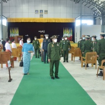 Senior General Min Aung Hlaing cordially meets officers, other ranks and families of Shwebo Station