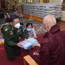 Senior General Min Aung Hlaing pays homage to Laykyun Yanaung Pagoda built on Dipa Ayemya hillock of Maha Myaing Tawya