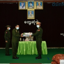 တပ်မတော်ကာကွယ်ရေးဦးစီးချုပ် ဗိုလ်ချုပ်မှူးကြီး မင်းအောင်လှိုင် မိုင်းတုံနှင့် မိုင်းဆတ်တပ်နယ်တို့မှ အရာရှိ၊ စစ်သည်များနှင့် မိသားစုဝင်များအား ရင်းရင်းနှီးနှီး တွေ့ဆုံအမှာစကားပြောကြား