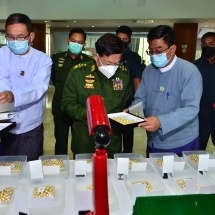 နိုင်ငံတော်စီမံအုပ်ချုပ်ရေးကောင်စီဥက္ကဋ္ဌ၊ တပ်မတော်ကာကွယ်ရေးဦးစီးချုပ် ဗိုလ်ချုပ်မှူးကြီးမင်းအောင်လှိုင် ၂၀၂၁ ခုနှစ် ဧပြီလ ပုလဲအတွဲများနှင့် ကျောက်မျက်ရတနာများ မြန်မာကျပ်ငွေဖြင့် ရောင်းချပွဲပထမနေ့သို့ တက်ရောက်ကြည့်ရှုအားပေး