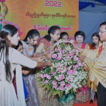 နိုင်ငံတော်စီမံအုပ်ချုပ်ရေးကောင်စီဥက္ကဋ္ဌ နိုင်ငံတော်ဝန်ကြီးချုပ် ဗိုလ်ချုပ်မှူးကြီး မင်းအောင်လှိုင် ဟိန္ဒူရိုးရာပွဲတော်များတွင် အထွဋ်မြတ်ဆုံး ပွဲတော်တစ်ခုဖြစ်သည့် ဒီပါဝလီ မီးထွန်းပွဲတော်သို့ တက်ရောက်ချီးမြှင့်