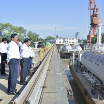 နိုင်ငံတော်စီမံအုပ်ချုပ်ရေးကောင်စီဥက္ကဋ္ဌ နိုင်ငံတော်ဝန်ကြီးချုပ် ဗိုလ်ချုပ်မှူးကြီး မင်းအောင်လှိုင်  မြန်မာ့သင်္ဘောကျင်းလုပ်ငန်းသို့ သွားရောက်ကြည့်ရှုစစ်ဆေး