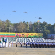 (၇၅)နှစ်မြောက် စိန်ရတုပြည်ထောင်စုနေ့ ဂုဏ်ပြုအခမ်းအနားတွင် နိုင်ငံတော်ဝန်ကြီးချုပ်အား   စစ်ကြောင်းကြီးများ၊ ဝန်ကြီးဌာန ကိုယ်စားပြုတပ်ခွဲများက    ဂုဏ်ပြုချီတက်အလေးပြု