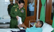 နိုင်ငံတော်စီမံအုပ်ချုပ်ရေးကောင်စီဥက္ကဋ္ဌ တပ်မတော်ကာကွယ်ရေးဦးစီးချုပ် ဗိုလ်ချုပ်မှူးကြီး မင်းအောင်လှိုင် နိုင်ငံတော်ကာကွယ်ရေးနှင့် လုံခြုံရေးတာဝန်များ ထမ်းဆောင်စဉ် ထိခိုက်ဒဏ်ရာရရှိခဲ့သည့် အရာရှိ၊ စစ်သည်များအား သွားရောက်ကြည့်ရှု၍ တစ်ဦးချင်းရင်းနှီးနွေးထွေးစွာဖြင့် အားပေးစကားပြောကြား