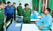 Chairman of State Administration Council Commander-in-Chief of Defence Services Senior General Min Aung Hlaing warmly visits officers and other ranks, who were wounded while discharging national defence and security duty, asks after their health individually