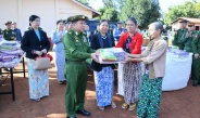 နိုင်ငံတော်စီမံအုပ်ချုပ်ရေးကောင်စီဥက္ကဋ္ဌ နိုင်ငံတော်ဝန်ကြီးချုပ်    ဗိုလ်ချုပ်မှူးကြီး မင်းအောင်လှိုင်  နှင့် ဇနီး ဒေါ်ကြူကြူလှ လားရှိုးမြို့၊ သီရိမင်္ဂလာမန်ဆူရှမ်းကျောင်းတိုက်တွင် ရောက်ရှိနေသည့် ယာယီနေရပ်စွန့်ခွာဒေသခံပြည်သူများအား သွားရောက်တွေ့ဆုံအားပေး 