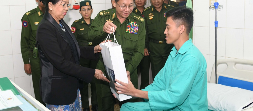 နိုင်ငံတော်စီမံအုပ်ချုပ်ရေးကောင်စီဥက္ကဋ္ဌ တပ်မတော်ကာကွယ်ရေးဦးစီးချုပ် ဗိုလ်ချုပ်မှူးကြီး မင်းအောင်လှိုင် နှင့်ဇနီးဒေါ်ကြူကြူလှ နိုင်ငံတော်ကာကွယ်ရေးနှင့် လုံခြုံရေးတာဝန်များ ထမ်းဆောင်စဉ် ထိခိုက်ဒဏ်ရာရရှိခဲ့သည့် အရာရှိ၊ စစ်သည်များအား သွားရောက်ကြည့်ရှု၍ တစ်ဦးချင်းရင်းနှီးနွေးထွေးစွာဖြင့် အားပေးစကားပြောကြား