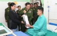 နိုင်ငံတော်စီမံအုပ်ချုပ်ရေးကောင်စီဥက္ကဋ္ဌ တပ်မတော်ကာကွယ်ရေးဦးစီးချုပ် ဗိုလ်ချုပ်မှူးကြီး မင်းအောင်လှိုင် နှင့်ဇနီးဒေါ်ကြူကြူလှ နိုင်ငံတော်ကာကွယ်ရေးနှင့် လုံခြုံရေးတာဝန်များ ထမ်းဆောင်စဉ် ထိခိုက်ဒဏ်ရာရရှိခဲ့သည့် အရာရှိ၊ စစ်သည်များအား သွားရောက်ကြည့်ရှု၍ တစ်ဦးချင်းရင်းနှီးနွေးထွေးစွာဖြင့် အားပေးစကားပြောကြား