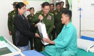 နိုင်ငံတော်စီမံအုပ်ချုပ်ရေးကောင်စီဥက္ကဋ္ဌ တပ်မတော်ကာကွယ်ရေးဦးစီးချုပ် ဗိုလ်ချုပ်မှူးကြီး မင်းအောင်လှိုင် နှင့်ဇနီးဒေါ်ကြူကြူလှ နိုင်ငံတော်ကာကွယ်ရေးနှင့် လုံခြုံရေးတာဝန်များ ထမ်းဆောင်စဉ် ထိခိုက်ဒဏ်ရာရရှိခဲ့သည့် အရာရှိ၊ စစ်သည်များအား သွားရောက်ကြည့်ရှု၍ တစ်ဦးချင်းရင်းနှီးနွေးထွေးစွာဖြင့် အားပေးစကားပြောကြား