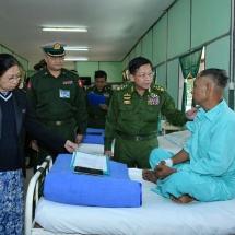 နိုင်ငံတော်စီမံအုပ်ချုပ်ရေးကောင်စီဥက္ကဋ္ဌ တပ်မတော်ကာကွယ်ရေးဦးစီးချုပ် ဗိုလ်ချုပ်မှူးကြီး မင်းအောင်လှိုင် နှင့် ဇနီးဒေါ်ကြူကြူလှ      နိုင်ငံတော်ကာကွယ်ရေးနှင့် လုံခြုံရေးတာဝန်များ ထမ်းဆောင်စဉ် ထိခိုက်ဒဏ်ရာရရှိခဲ့သည့် အရာရှိ၊ စစ်သည်များ၊ မြန်မာနိုင်ငံရဲတပ်ဖွဲ့ဝင်များအား သွားရောက်ကြည့်ရှု၍ တစ်ဦးချင်းရင်းနှီးနွေးထွေးစွာ အားပေးစကားပြောကြား