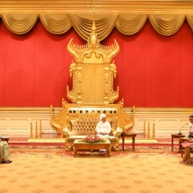 နိုင်ငံ‌တော်စီမံအုပ်ချုပ်ရေးကောင်စီဥက္ကဋ္ဌ နိုင်ငံတော်ဝန်ကြီးချုပ် ဗိုလ်ချုပ်မှူးကြီး မင်းအောင်လှိုင် ထံ မြန်မာနိုင်ငံဆိုင်ရာ အီဂျစ်အာရပ်သမ္မတနိုင်ငံသံအမတ်ကြီး သံအမတ်ခန့်အပ်လွှာပေးအပ်