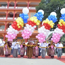 လားရှိုးမြို့၊ သီရိမင်္ဂလာမန်ဆူရှမ်းကျောင်းတိုက်၊ သီရိမင်္ဂလာဓမ္မရတနာ သုံးထပ်ကျောင်းဆောင်သစ်ဖွင့်ပွဲနှင့် ယင်းကျောင်းဆောင်တော်အထွတ်၌ တည်ထားပူဇော်အပ်သည့် စူဠာမုနိစေတီတော်မြတ်အား ရွှေထီးတော်၊ ငှက်မြတ်နားတော်၊ ရတနာစိန်ဖူးတော် တင်လှူပူဇော်ပွဲ မဟာမင်္ဂလာအခမ်းအနားကျင်းပ