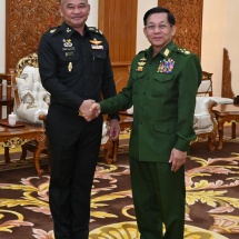 နိုင်ငံတော်စီမံအုပ်ချုပ်ရေးကောင်စီဥက္ကဋ္ဌ တပ်မတော်ကာကွယ်ရေးဦးစီးချုပ် ဗိုလ်ချုပ်မှူးကြီး မင်းအောင်လှိုင် ထိုင်းဘုရင့်ကြည်းတပ်ဦးစီးချုပ်ရုံး၊ အကြံပေးဘုတ်အဖွဲ့ဥက္ကဋ္ဌ ဦးဆောင်သည့် ကိုယ်စားလှယ်အဖွဲ့အား လက်ခံတွေ့ဆုံ