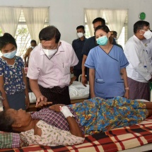 နိုင်ငံတော်စီမံအုပ်ချုပ်ရေးကောင်စီဥက္ကဋ္ဌ နိုင်ငံတော်ဝန်ကြီးချုပ် ဗိုလ်ချုပ်မှူးကြီး မင်းအောင်လှိုင်   လေဆင်နှာမောင်းတိုက်ခတ်မှုကြောင့် ပျက်စီးမှုဖြစ်ပွားခဲ့သည့် လယ်ဝေးမြို့နယ်အတွင်းရှိ ကျေးရွာများမှ လေဘေးသင့်ပြည်သူများအား  သွားရောက်ကြည့်ရှုအားပေး၊ လိုအပ်သည်များ ဖြည့်ဆည်းဆောင်ရွက်