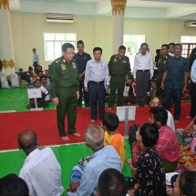 နိုင်ငံတော်စီမံအုပ်ချုပ်ရေးကောင်စီဥက္ကဋ္ဌ တပ်မတော်ကာကွယ်ရေးဦးစီးချုပ် ဗိုလ်ချုပ်မှူးကြီး မင်းအောင်လှိုင်   ပျဉ်းမနားမြို့နယ်၊ မင်္ဂလာဗျူဟာသာသနာ့ဗိမာန် ရေဘေးရှောင်ကယ်ဆယ်ရေးစခန်းရှိ ရေဘေးရှောင်ပြည်သူများအား သွားရောက်အားပေး၊ ထောက်ပံ့ရေးပစ္စည်းများ ပေးအပ်
