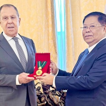 ပြည်ထောင်စုသမ္မတမြန်မာနိုင်ငံ နိုင်ငံတော်စီမံအုပ်ချုပ်ရေးကောင်စီဥက္ကဋ္ဌ နိုင်ငံတော်ဝန်ကြီးချုပ် ဗိုလ်ချုပ်မှူးကြီးမင်းအောင်လှိုင်က ရုရှားဖက်ဒရေးရှင်းနိုင်ငံ နိုင်ငံခြားရေးဝန်ကြီး မစ္စတာ ဆာဂျီ ဗစ်တရာဗစ်ချ် လတ်ဗ်ရော့အား ပေးအပ်ချီးမြှင့်သည့် စည်သူဘွဲ့အား ဒုတိယဝန်ကြီးချုပ်နှင့် နိုင်ငံခြားရေးဝန်ကြီးဌာန ပြည်ထောင်စုဝန်ကြီး ဦးသန်းဆွေက ချီးမြှင့်အပ်နှင်း
