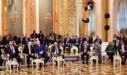 နိုင်ငံတော်စီမံအုပ်ချုပ်ရေးကောင်စီဥက္ကဋ္ဌ နိုင်ငံတော်ဝန်ကြီးချုပ် ဗိုလ်ချုပ် မှူးကြီး မင်းအောင်လှိုင်     ရုရှားဖက်ဒရေးရှင်းနိုင်ငံ သမ္မတ မစ္စတာ ဗလာဒီမာ ပူတင်မှ တည်ခင်းဧည့်ခံသည့် ညစာစားပွဲသို့ အခြားနိုင်ငံ့ အကြီးအကဲများနှင့်အတူ ပါဝင်တက်ရောက်