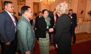 နိုင်ငံတော်စီမံအုပ်ချုပ်ရေးကောင်စီဥက္ကဋ္ဌ နိုင်ငံတော်ဝန်ကြီးချုပ် ဗိုလ်ချုပ် မှူးကြီးမင်းအောင်လှိုင်နှင့် ဇနီး ဒေါ်ကြူကြူလှနှင့်အဖွဲ့ဝင်များ ၁၉၄၁-၁၉၄၅ မဟာမျိုးချစ်စစ်ပွဲကြီးအောင်ပွဲ နှစ်(၈၀)ပြည့်အထိမ်းအမှတ် ဘဲလေးအကဖြင့် ကပြဖျော်ဖြေမှုအားကြည့်ရှုအားပေး