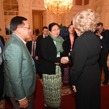 နိုင်ငံတော်စီမံအုပ်ချုပ်ရေးကောင်စီဥက္ကဋ္ဌ နိုင်ငံတော်ဝန်ကြီးချုပ် ဗိုလ်ချုပ် မှူးကြီးမင်းအောင်လှိုင်နှင့် ဇနီး ဒေါ်ကြူကြူလှနှင့်အဖွဲ့ဝင်များ ၁၉၄၁-၁၉၄၅ မဟာမျိုးချစ်စစ်ပွဲကြီးအောင်ပွဲ နှစ်(၈၀)ပြည့်အထိမ်းအမှတ် ဘဲလေးအကဖြင့် ကပြဖျော်ဖြေမှုအားကြည့်ရှုအားပေး