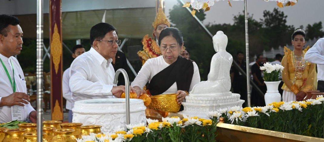 နိုင်ငံတော်စီမံအုပ်ချုပ်ရေးကောင်စီဥက္ကဋ္ဌ နိုင်ငံတော်ဝန်ကြီးချုပ်  ဗိုလ်ချုပ် မှူးကြီး မင်းအောင်လှိုင်နှင့်ဇနီး ဒေါ်ကြူကြူလှ၊ ကောင်စီဝင်များနှင့် ဇနီးများ က ကဆုန်ညောင်ရေသွန်းလောင်းပူဇော်