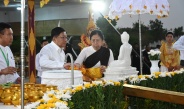 နိုင်ငံတော်စီမံအုပ်ချုပ်ရေးကောင်စီဥက္ကဋ္ဌ နိုင်ငံတော်ဝန်ကြီးချုပ်  ဗိုလ်ချုပ် မှူးကြီး မင်းအောင်လှိုင်နှင့်ဇနီး ဒေါ်ကြူကြူလှ၊ ကောင်စီဝင်များနှင့် ဇနီးများ က ကဆုန်ညောင်ရေသွန်းလောင်းပူဇော်