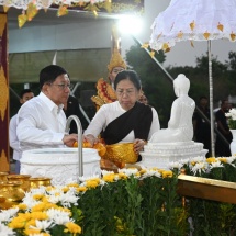 နိုင်ငံတော်စီမံအုပ်ချုပ်ရေးကောင်စီဥက္ကဋ္ဌ နိုင်ငံတော်ဝန်ကြီးချုပ်  ဗိုလ်ချုပ် မှူးကြီး မင်းအောင်လှိုင်နှင့်ဇနီး ဒေါ်ကြူကြူလှ၊ ကောင်စီဝင်များနှင့် ဇနီးများ က ကဆုန်ညောင်ရေသွန်းလောင်းပူဇော်