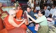 နိုင်ငံတော်စီမံအုပ်ချုပ်ရေးကောင်စီဥက္ကဋ္ဌ နိုင်ငံတော်ဝန်ကြီးချုပ် ဗိုလ်ချုပ်မှူးကြီးမင်းအောင်လှိုင်နှင့်ဇနီး ဒေါ်ကြူကြူလှ ကျိုင်းတုံမြို့ သက်တော်ရှည် ကျိုင်းယင်းဆရာတော်ကြီးအား သွားရောက်ဖူးမြော် ကြည်ညို၊ လှူဖွယ်ပစ္စည်းများဆက်ကပ်လှူဒါန်း