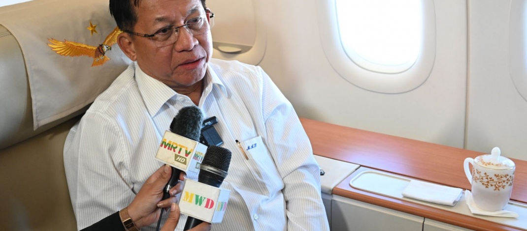 ရုရှားဖက်ဒရေးရှင်းနိုင်ငံတွင် ကျင်းပပြုလုပ်ခဲ့သော ၁၉၄၁-၁၉၄၅ မဟာမျိုးချစ်စစ်ပွဲကြီးအောင်ပွဲ နှစ်(၈၀)ပြည့်အထိမ်းအမှတ်စစ်ရေးပြအခမ်းအနားသို့တက်ရောက်ခဲ့သည့် နိုင်ငံတော်စီမံအုပ်ချုပ်ရေးကောင်စီဥက္ကဋ္ဌ နိုင်ငံတော်ဝန်ကြီးချုပ်  ဗိုလ်ချုပ်မှူးကြီးမင်းအောင်လှိုင် အထူးလေယာဉ်ပေါ်၌ မီဒီယာများ၏ မေးမြန်းမှုများကို ပြန်လည်ဖြေကြား