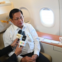 ရုရှားဖက်ဒရေးရှင်းနိုင်ငံတွင် ကျင်းပပြုလုပ်ခဲ့သော ၁၉၄၁-၁၉၄၅ မဟာမျိုးချစ်စစ်ပွဲကြီးအောင်ပွဲ နှစ်(၈၀)ပြည့်အထိမ်းအမှတ်စစ်ရေးပြအခမ်းအနားသို့တက်ရောက်ခဲ့သည့် နိုင်ငံတော်စီမံအုပ်ချုပ်ရေးကောင်စီဥက္ကဋ္ဌ နိုင်ငံတော်ဝန်ကြီးချုပ်  ဗိုလ်ချုပ်မှူးကြီးမင်းအောင်လှိုင် အထူးလေယာဉ်ပေါ်၌ မီဒီယာများ၏ မေးမြန်းမှုများကို ပြန်လည်ဖြေကြား