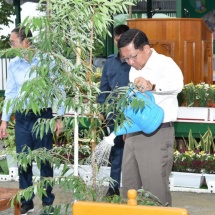 နိုင်ငံတော်စီမံအုပ်ချုပ်ရေးကောင်စီဥက္ကဋ္ဌ နိုင်ငံတော်ဝန်ကြီးချုပ် ဗိုလ်ချုပ်မှူးကြီးမင်းအောင်လှိုင် ပြည်ထောင်စုနယ်မြေ၊ နေပြည်တော် ၂၀၂၅ ခုနှစ်၊ ပထမအကြိမ် မိုးရာသီသစ်ပင်စိုက်ပျိုးပွဲသို့ တက်ရောက်၍ ကံ့ကော်ပျိုးပင်အား ဦးဆောင်စိုက်ပျိုးပေး