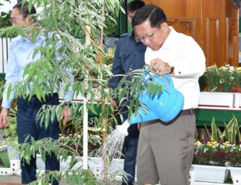 နိုင်ငံတော်စီမံအုပ်ချုပ်ရေးကောင်စီဥက္ကဋ္ဌ နိုင်ငံတော်ဝန်ကြီးချုပ် ဗိုလ်ချုပ်မှူးကြီးမင်းအောင်လှိုင် ပြည်ထောင်စုနယ်မြေ၊ နေပြည်တော် ၂၀၂၅ ခုနှစ်၊ ပထမအကြိမ် မိုးရာသီသစ်ပင်စိုက်ပျိုးပွဲသို့ တက်ရောက်၍ ကံ့ကော်ပျိုးပင်အား ဦးဆောင်စိုက်ပျိုးပေး