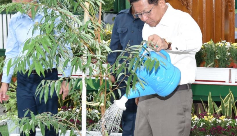 နိုင်ငံတော်စီမံအုပ်ချုပ်ရေးကောင်စီဥက္ကဋ္ဌ နိုင်ငံတော်ဝန်ကြီးချုပ် ဗိုလ်ချုပ်မှူးကြီးမင်းအောင်လှိုင် ပြည်ထောင်စုနယ်မြေ၊ နေပြည်တော် ၂၀၂၅ ခုနှစ်၊ ပထမအကြိမ် မိုးရာသီသစ်ပင်စိုက်ပျိုးပွဲသို့ တက်ရောက်၍ ကံ့ကော်ပျိုးပင်အား ဦးဆောင်စိုက်ပျိုးပေး
