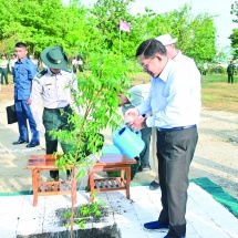 အပူပိုင်းဒေသ(၁၃)ခရိုင်အတွင်း ၂၀၂၅ ခုနှစ် မိုးရာသီလူထုလှုပ်ရှားမှုအသွင်ဖြင့် သစ်ပင်စိုက်ပျိုးပွဲတော်များ ကျင်းပပြုလုပ်နိုင်ငံတော်စီမံအုပ်ချုပ်ရေးကောင်စီဥက္ကဋ္ဌ  နိုင်ငံတော်ဝန်ကြီးချုပ် ဗိုလ်ချုပ်မှူးကြီးမင်းအောင်လှိုင် တက်ရောက်၍ တမာပျိုးပင်အားဦးဆောင်စိုက်ပျိုးပေး