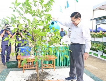 နိုင်ငံတော်စီမံအုပ်ချုပ်ရေးကောင်စီဥက္ကဋ္ဌ နိုင်ငံတော်ဝန်ကြီးချုပ်  ဗိုလ်ချုပ်မှူးကြီး မင်းအောင်လှိုင် ပြည်ထောင်စုနယ်မြေ နေပြည်တော် ၂၀၂၅ ခုနှစ် ဒုတိယအကြိမ် မိုးရာသီသစ်ပင်စိုက်ပျိုးပွဲသို့ တက်ရောက်၍ ခရေပျိုးပင်အား ဦးဆောင်စိုက်ပျိုးပေး