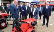 နိုင်ငံတော်စီမံအုပ်ချုပ်ရေးကောင်စီဥက္ကဋ္ဌ နိုင်ငံတော်ဝန်ကြီးချုပ်  ဗိုလ်ချုပ်မှူးကြီးမင်းအောင်လှိုင် ဘယ်လာရုစ်သမ္မတနိုင်ငံ၊ မင့်စ်မြို့ရှိ Minsk Tractor Works ထွန်စက် စက်ရုံနှင့်  Slutsk Cheese Factory နို့မှုန့်စက်ရုံတို့သို့ သွားရောက်လေ့လာ