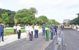 နိုင်ငံတော်စီမံအုပ်ချုပ်ရေးကောင်စီဥက္ကဋ္ဌ နိုင်ငံတော်ဝန်ကြီးချုပ်  ဗိုလ်ချုပ်မှူးကြီးမင်းအောင်လှိုင် မန္တလေးငလျင်ကြီးကြောင့် ထိခိုက်ပျက်စီးမှုများ ဖြစ်ပေါ်ခဲ့သည့် ရာဇဌာနီ လမ်းမကြီးပေါ်ရှိ လမ်းပျက်စီးနေရာများအား Regulating Course Mix Design ဖြင့် ပြန်လည် အဆင့်မြှင့်တင်ပြုပြင်နေမှု ကြည့်ရှုစစ်ဆေး