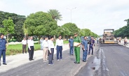 နိုင်ငံတော်စီမံအုပ်ချုပ်ရေးကောင်စီဥက္ကဋ္ဌ နိုင်ငံတော်ဝန်ကြီးချုပ်  ဗိုလ်ချုပ်မှူးကြီးမင်းအောင်လှိုင် မန္တလေးငလျင်ကြီးကြောင့် ထိခိုက်ပျက်စီးမှုများ ဖြစ်ပေါ်ခဲ့သည့် ရာဇဌာနီ လမ်းမကြီးပေါ်ရှိ လမ်းပျက်စီးနေရာများအား Regulating Course Mix Design ဖြင့် ပြန်လည် အဆင့်မြှင့်တင်ပြုပြင်နေမှု ကြည့်ရှုစစ်ဆေး