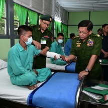 နိုင်ငံတော်စီမံအုပ်ချုပ်ရေးကောင်စီဥက္ကဋ္ဌ တပ်မ‌တော်ကာကွယ်ရေးဦးစီးချုပ် ဗိုလ်ချုပ်မှူးကြီးမင်းအောင်လှိုင် မိတ္ထီလာမြို့ရှိ တပ်မတော်ဆေးရုံတွင် ဆေးရုံတက်ရောက်ကုသမှုခံယူလျက်ရှိသည့် အရာရှိ၊ စစ်သည်များ၏ ကျန်းမာရေးအခြေအနေများအား သွားရောက်ကြည့်ရှုအားပေး၊ လိုအပ်သည်များဖြည့်ဆည်းဆောင်ရွက်