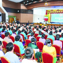 ပြည်ထောင်စုသမ္မတမြန်မာနိုင်ငံတော် ယာယီသမ္မတ နိုင်ငံတော်လုံခြုံရေးနှင့်အေးချမ်းသာယာရေးကော်မရှင်ဥက္ကဋ္ဌ ဗိုလ်ချုပ်မှူးကြီးမင်းအောင်လှိုင် တနင်္သာရီတိုင်းဒေသကြီး၊ ထားဝယ်မြို့ရှိ ဌာနဆိုင်ရာတာဝန်ရှိသူများ၊ မြို့မိမြို့ဖများနှင့်တွေ့ဆုံ၍ ဒေသဖွံ့ဖြိုးတိုးတက်ရေးဆွေးနွေးမှာကြားဒေသတွင်းစီးပွားရေးလုပ်ငန်းများ ပိုမိုဖွံ့ဖြိုးတိုးတက်စေရေးနှင့် ဆက်သွယ်မှုပိုမိုမြန်ဆန်စေရေးအတွက် ထားဝယ်လေဆိပ်အား အဆင့်မြှင့်တင်တိုးချဲ့နိုင်ရေးဆောင်ရွက်လျက်ရှိ