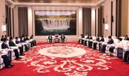 ပြည်ထောင်စုသမ္မတမြန်မာနိုင်ငံတော် ယာယီသမ္မတ နိုင်ငံတော်လုံခြုံရေးနှင့် အေးချမ်းသာယာရေးကော်မရှင်ဥက္ကဋ္ဌ  ဗိုလ်ချုပ်မှူးကြီးမင်းအောင်လှိုင် ဟေလုံကျန်းပြည်နယ် ပါတီအတွင်းရေးမှူးနှင့်တွေ့ဆုံဆွေးနွေး