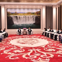 ပြည်ထောင်စုသမ္မတမြန်မာနိုင်ငံတော် ယာယီသမ္မတ နိုင်ငံတော်လုံခြုံရေးနှင့် အေးချမ်းသာယာရေးကော်မရှင်ဥက္ကဋ္ဌ  ဗိုလ်ချုပ်မှူးကြီးမင်းအောင်လှိုင် ဟေလုံကျန်းပြည်နယ် ပါတီအတွင်းရေးမှူးနှင့်တွေ့ဆုံဆွေးနွေး