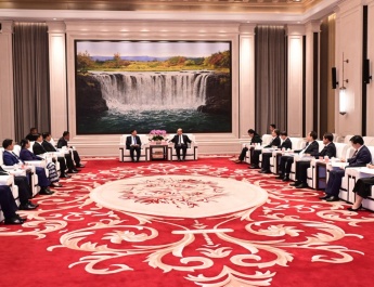 ပြည်ထောင်စုသမ္မတမြန်မာနိုင်ငံတော် ယာယီသမ္မတ နိုင်ငံတော်လုံခြုံရေးနှင့် အေးချမ်းသာယာရေးကော်မရှင်ဥက္ကဋ္ဌ  ဗိုလ်ချုပ်မှူးကြီးမင်းအောင်လှိုင် ဟေလုံကျန်းပြည်နယ် ပါတီအတွင်းရေးမှူးနှင့်တွေ့ဆုံဆွေးနွေး