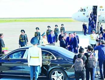 ပြည်ထောင်စုသမ္မတမြန်မာနိုင်ငံတော် ယာယီသမ္မတ နိုင်ငံတော်လုံခြုံရေးနှင့်အေးချမ်းသာယာရေးကော်မရှင်ဥက္ကဋ္ဌ ဗိုလ်ချုပ်မှူးကြီးမင်းအောင်လှိုင် ကာဇက်စတန်သမ္မတနိုင်ငံသို့ရောက်ရှိ