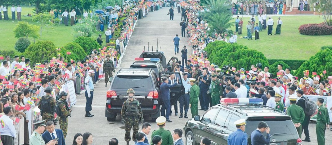 တရုတ်ပြည်သူ့သမ္မတနိုင်ငံသို့ အလုပ်သဘောခရီးစဉ်သွားရောက်ခဲ့ပြီး နှစ်နိုင်ငံနှင့် နိုင်ငံတကာမှခေါင်းဆောင်များအားတွေ့ဆုံ၍ နိုင်ငံဖွံ့ဖြိုးတိုးတက်ရေးအတွက် ဆွေးနွေးဆောင်ရွက်နိုင်ခဲ့သည့်  ပြည်ထောင်စုသမ္မတမြန်မာနိုင်ငံတော် ယာယီသမ္မတ နိုင်ငံတော်လုံခြုံရေးနှင့် အေးချမ်းသာယာရေးကော်မရှင်ဥက္ကဋ္ဌ ဗိုလ်ချုပ်မှူးကြီးမင်းအောင်လှိုင် ဦးဆောင်သည့် မြန်မာအဆင့်မြင့်ကိုယ်စားလှယ်အဖွဲ့အား ပြည်သူလူထုများက သောင်းသောင်းဖြဖြကြိုဆိုနှုတ်ဆက်
