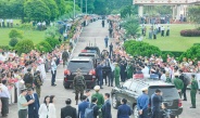 တရုတ်ပြည်သူ့သမ္မတနိုင်ငံသို့ အလုပ်သဘောခရီးစဉ်သွားရောက်ခဲ့ပြီး နှစ်နိုင်ငံနှင့် နိုင်ငံတကာမှခေါင်းဆောင်များအားတွေ့ဆုံ၍ နိုင်ငံဖွံ့ဖြိုးတိုးတက်ရေးအတွက် ဆွေးနွေးဆောင်ရွက်နိုင်ခဲ့သည့်  ပြည်ထောင်စုသမ္မတမြန်မာနိုင်ငံတော် ယာယီသမ္မတ နိုင်ငံတော်လုံခြုံရေးနှင့် အေးချမ်းသာယာရေးကော်မရှင်ဥက္ကဋ္ဌ ဗိုလ်ချုပ်မှူးကြီးမင်းအောင်လှိုင် ဦးဆောင်သည့် မြန်မာအဆင့်မြင့်ကိုယ်စားလှယ်အဖွဲ့အား ပြည်သူလူထုများက သောင်းသောင်းဖြဖြကြိုဆိုနှုတ်ဆက်