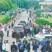 တရုတ်ပြည်သူ့သမ္မတနိုင်ငံသို့ အလုပ်သဘောခရီးစဉ်သွားရောက်ခဲ့ပြီး နှစ်နိုင်ငံနှင့် နိုင်ငံတကာမှခေါင်းဆောင်များအားတွေ့ဆုံ၍ နိုင်ငံဖွံ့ဖြိုးတိုးတက်ရေးအတွက် ဆွေးနွေးဆောင်ရွက်နိုင်ခဲ့သည့်  ပြည်ထောင်စုသမ္မတမြန်မာနိုင်ငံတော် ယာယီသမ္မတ နိုင်ငံတော်လုံခြုံရေးနှင့် အေးချမ်းသာယာရေးကော်မရှင်ဥက္ကဋ္ဌ ဗိုလ်ချုပ်မှူးကြီးမင်းအောင်လှိုင် ဦးဆောင်သည့် မြန်မာအဆင့်မြင့်ကိုယ်စားလှယ်အဖွဲ့အား ပြည်သူလူထုများက သောင်းသောင်းဖြဖြကြိုဆိုနှုတ်ဆက်