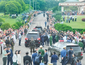 တရုတ်ပြည်သူ့သမ္မတနိုင်ငံသို့ အလုပ်သဘောခရီးစဉ်သွားရောက်ခဲ့ပြီး နှစ်နိုင်ငံနှင့် နိုင်ငံတကာမှခေါင်းဆောင်များအားတွေ့ဆုံ၍ နိုင်ငံဖွံ့ဖြိုးတိုးတက်ရေးအတွက် ဆွေးနွေးဆောင်ရွက်နိုင်ခဲ့သည့်  ပြည်ထောင်စုသမ္မတမြန်မာနိုင်ငံတော် ယာယီသမ္မတ နိုင်ငံတော်လုံခြုံရေးနှင့် အေးချမ်းသာယာရေးကော်မရှင်ဥက္ကဋ္ဌ ဗိုလ်ချုပ်မှူးကြီးမင်းအောင်လှိုင် ဦးဆောင်သည့် မြန်မာအဆင့်မြင့်ကိုယ်စားလှယ်အဖွဲ့အား ပြည်သူလူထုများက သောင်းသောင်းဖြဖြကြိုဆိုနှုတ်ဆက်